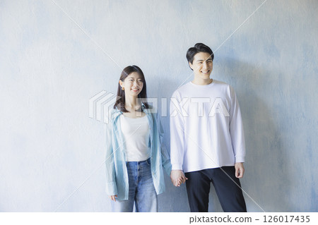 一個男人肩並肩站著 126017435