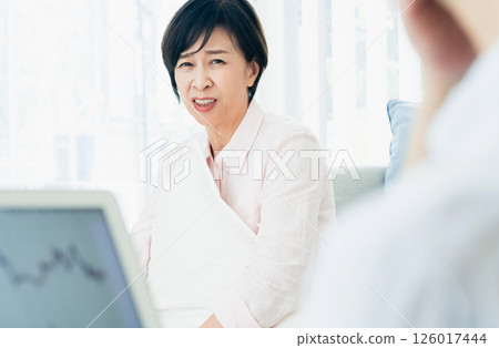 一對中年夫婦在客廳看著電腦時感到震驚 126017444