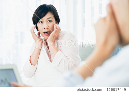 一對中年夫婦在客廳看著電腦時感到震驚 126017449