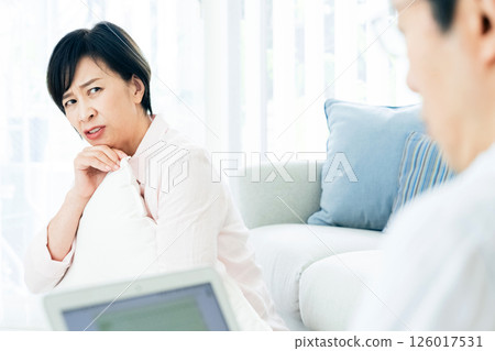 對丈夫不滿意的中年女性 126017531