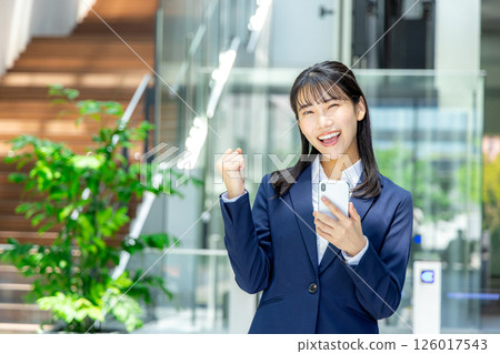 操作智能手機的女商人 126017543