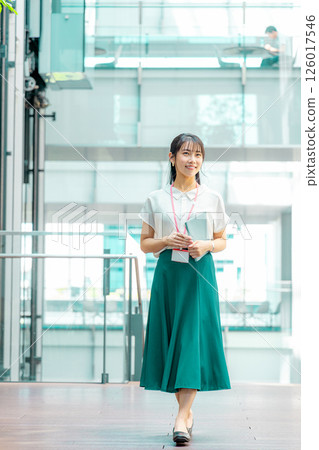 走在辦公室走廊的職業女性 126017546