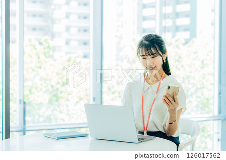 談話在智能手機的女商人 126017562