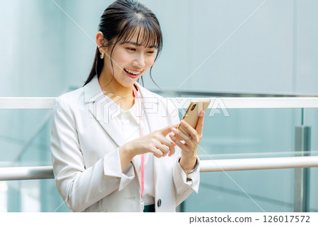 操作智能手機的女商人 126017572