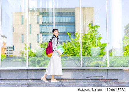 女大學生在戶外散步 126017581