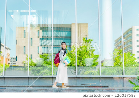 女大學生在戶外散步 126017582