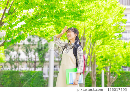 女大學生在戶外散步 126017593