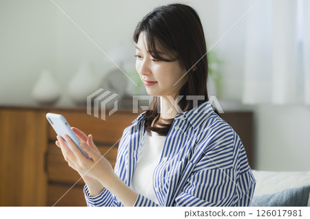 觀看智能手機的婦女 126017981