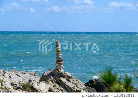 Sea and stonework 126018011