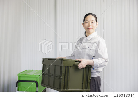 Middle-aged woman wearing work clothes Middle-aged woman wearing work clothes 126018014