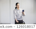 穿著工作服的中年婦女 126018017