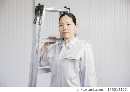 穿著工作服的中年婦女 126018112