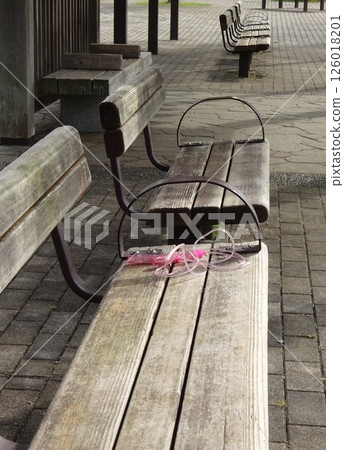 有公園長椅和跳繩的風景 126018201