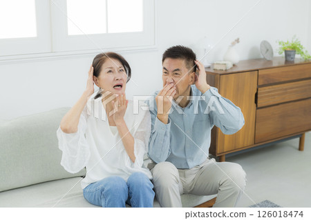 Bing 中的一對陷入困境的老年夫婦 Bing 中的一對陷入困境的老年夫婦 126018474