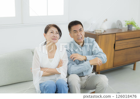 Bing 中的一對陷入困境的老年夫婦 Bing 中的一對陷入困境的老年夫婦 126018476