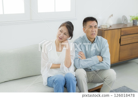 Bing 中的一對陷入困境的老年夫婦 Bing 中的一對陷入困境的老年夫婦 126018478