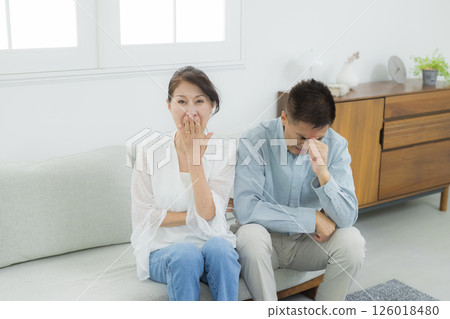 Bing 中的一對陷入困境的老年夫婦 Bing 中的一對陷入困境的老年夫婦 126018480