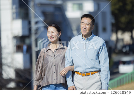 一對中年夫婦正在散步 126018549