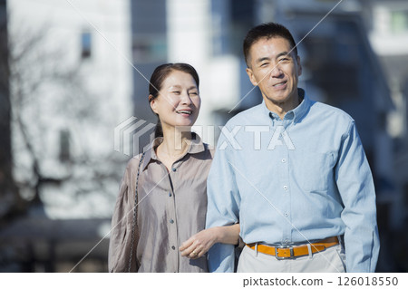 一對中年夫婦正在散步 126018550