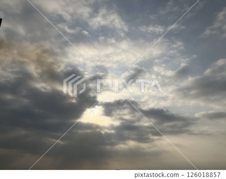 透過雲層縫隙看到的太陽 透過雲層縫隙看到的太陽 126018857
