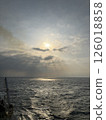 從渡輪上看到的海面上的太陽和雲 126018858
