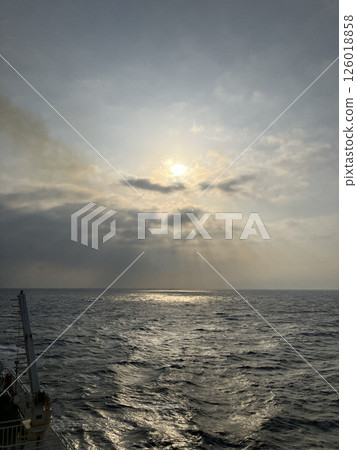 從渡輪上看到的海面上的太陽和雲 126018858