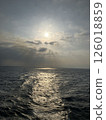 從海上看到的雲和冉冉升起的太陽 126018859