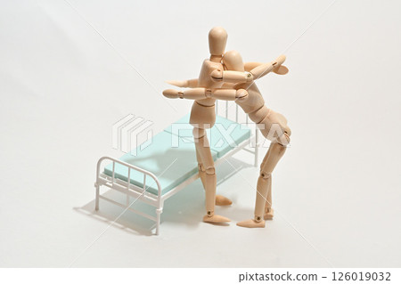 護理人員協助一位老人從床上起身 護理人員協助一位老人從床上起身 126019032