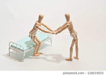 護理人員協助一位老人從床上起身 126019033