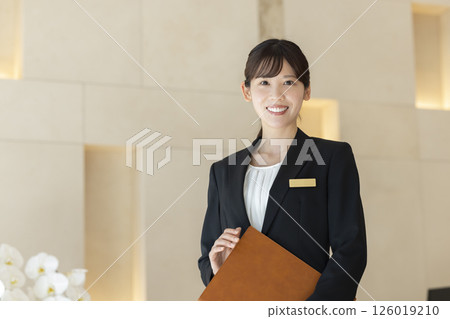飯店工作人員肖像照 圖片提供：東京電子大學電波學園 126019210