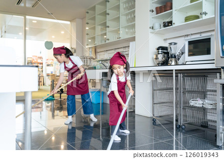 孩子們打掃廚房 126019343