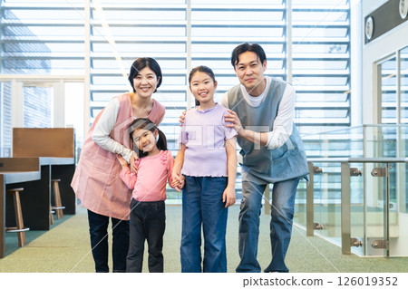 微笑的兒童和護理人員 126019352