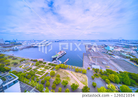 四艘豪華遊輪停靠在日本橫濱市。挪威號、裡維埃拉號、鑽石號、伊莉莎白女王號 126021034