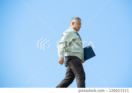 經驗豐富的現場主管的穩健步伐 經驗豐富的現場主管的穩健步伐 126021521