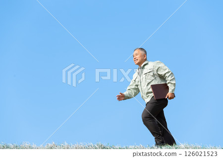 經驗豐富的現場主管的穩健步伐 經驗豐富的現場主管的穩健步伐 126021523