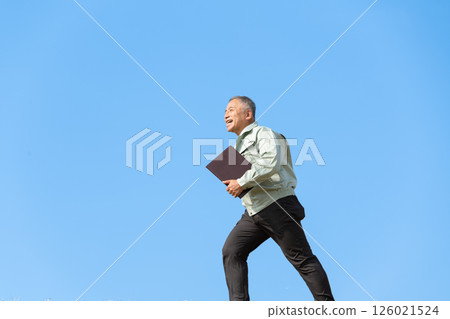 經驗豐富的現場主管的穩健步伐 經驗豐富的現場主管的穩健步伐 126021524