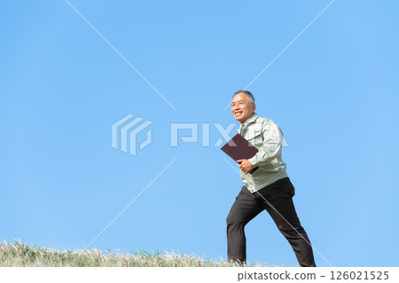 The steady steps of an experienced site supervisor The steady steps of an experienced site supervisor 126021525