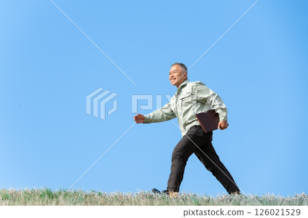 The steady steps of an experienced site supervisor The steady steps of an experienced site supervisor 126021529