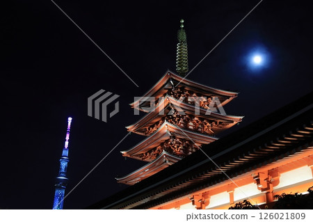 朦朧月光下的五重塔與東京晴空塔：淺草寺夜景 126021809