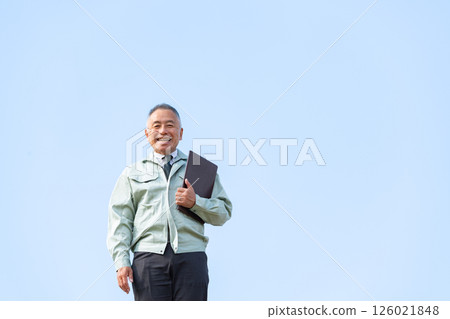 工作服的老人 126021848