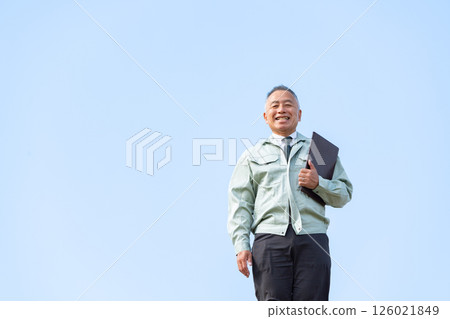 工作服的老人 工作服的老人 126021849