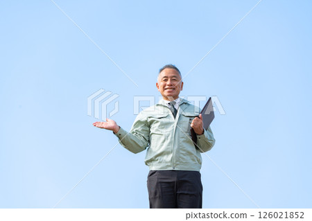 工作服的老人 工作服的老人 126021852