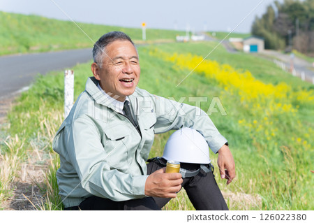 一位高階主管手裡拿著一罐咖啡休息 一位高階主管手裡拿著一罐咖啡休息 126022380