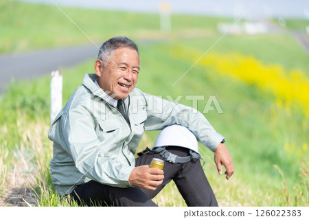 一位高階主管手裡拿著一罐咖啡休息 一位高階主管手裡拿著一罐咖啡休息 126022383