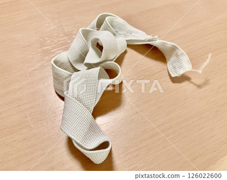 庫存照片: 在桌子安置的褲子的橡皮筋 126022600