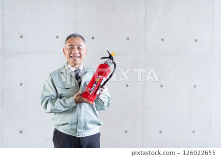 一名中年男子手持滅火器，呼籲採取安全措施 126022655