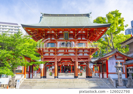 Ikuta Shrine: A magnificent vermilion-painted tower gate 126022798
