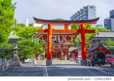 Ikuta Shrine: The approach from the third torii gate to the tower gate 126022864