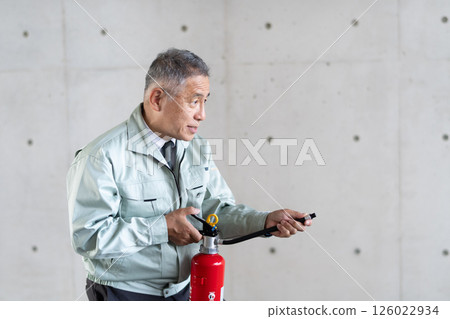 安全管理人員手持滅火器 安全管理人員手持滅火器 126022934