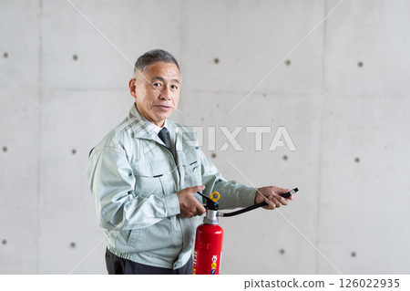 安全管理人員手持滅火器 安全管理人員手持滅火器 126022935